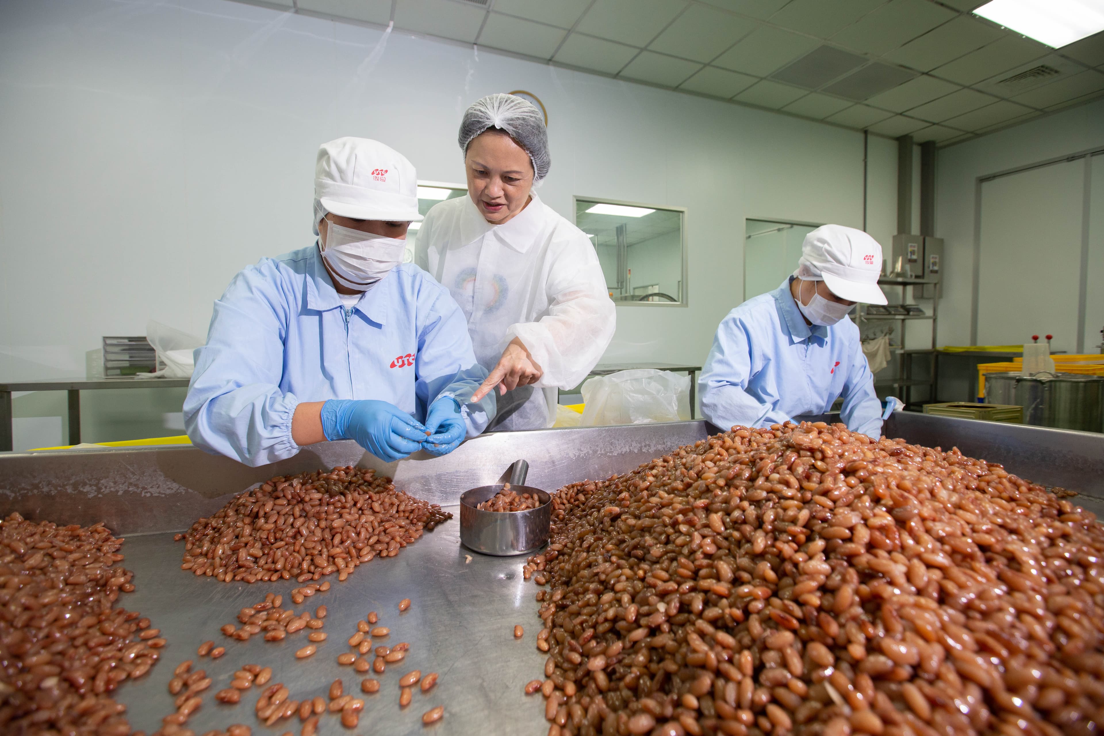 身為豆餡專家，聯夏食品出口日本的蜜花豆得經過人工挑除破豆，用品質提高競爭力。
