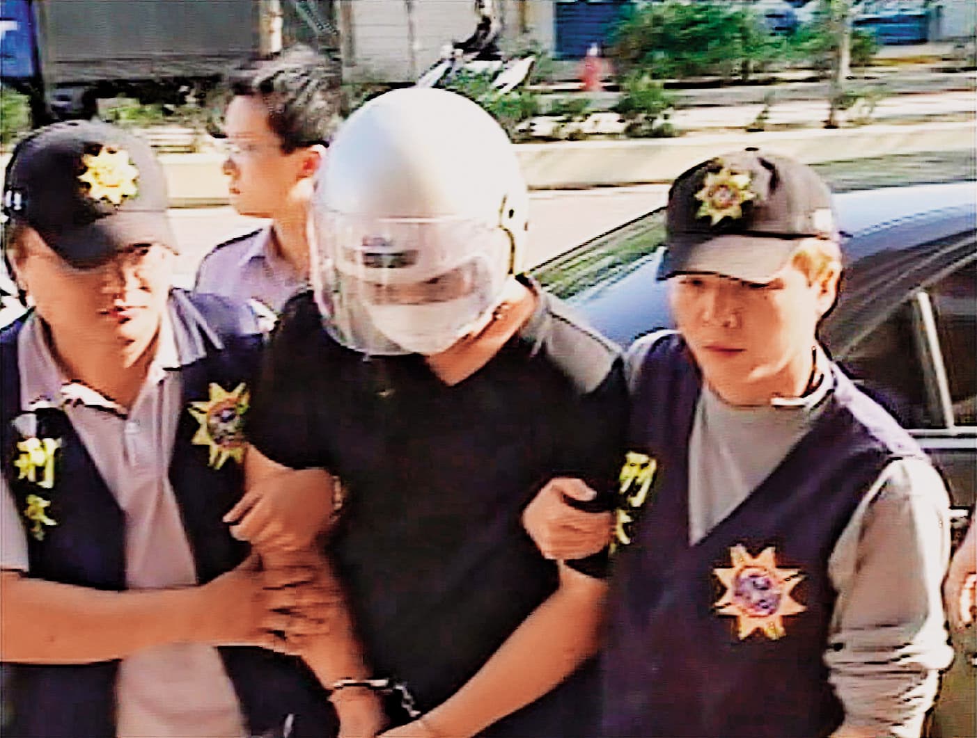 主嫌邱合成(中)一開始否認犯案,甚至大罵警方擾民。(東森新聞提供)