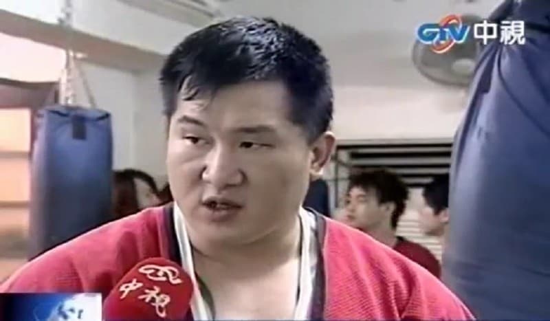館長7年前受訪時模樣被網友翻出,憨厚模樣頗為逗趣。(翻攝自YouTube)