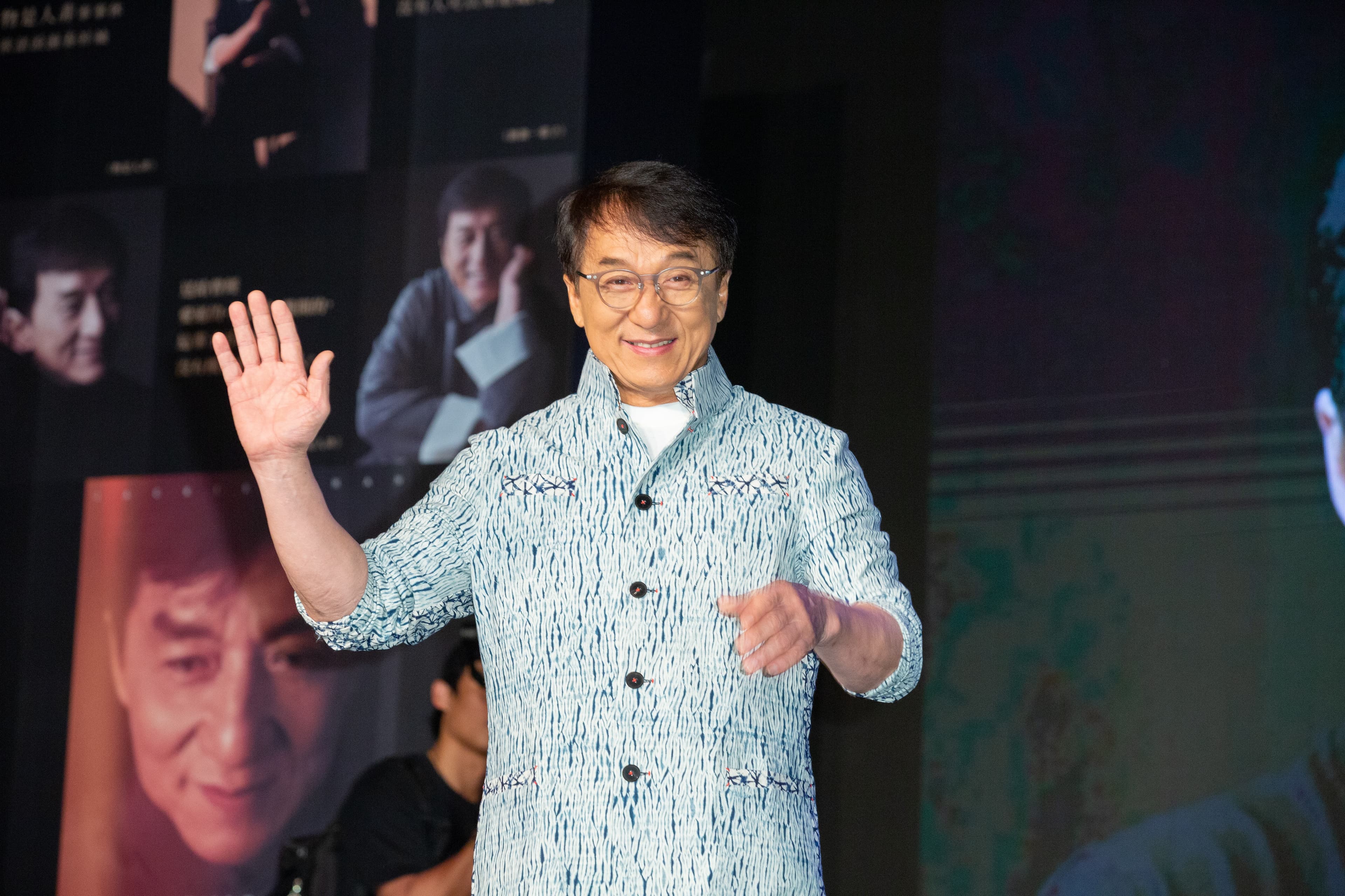 前陣子成龍來台宣傳新專輯《我還是成龍》,在記者會上感性地謝謝太太林鳳嬌。