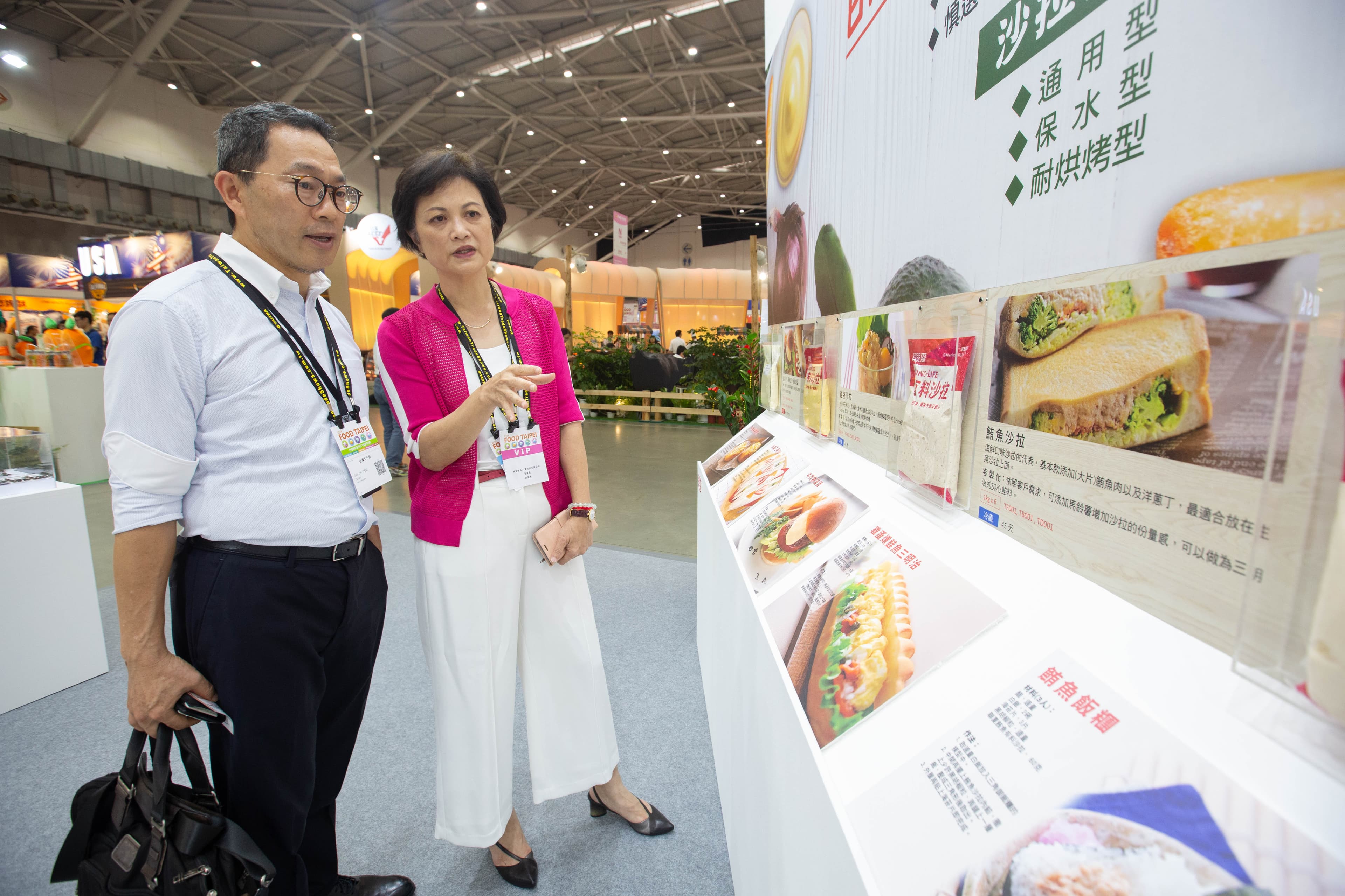 今年食品展林慧美(右)也強推有料沙拉,提供餐飲業者更方便、快速使用的半成品。