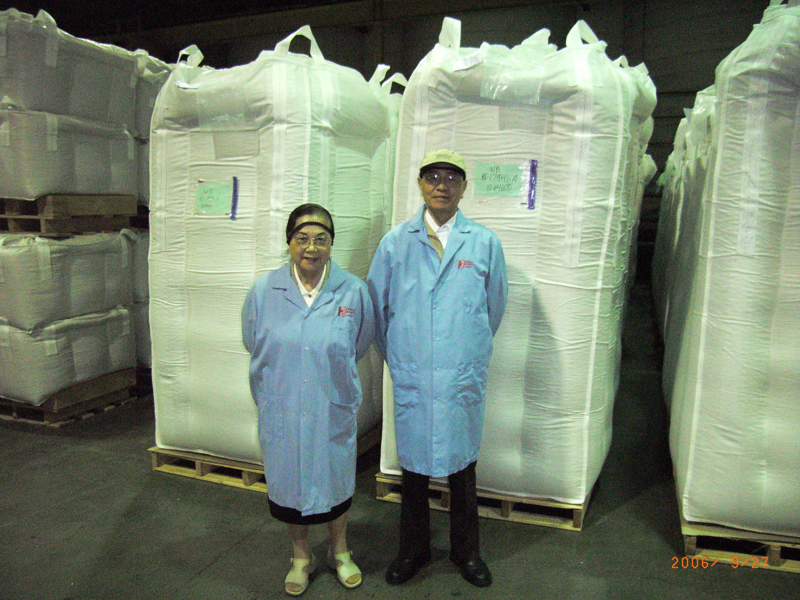 聯夏食品在70年代是台灣第一家擁有紅豆冷藏保存技術生產廠,圖為創辦人林柏榮(右)與時任董事長的妻子林楊淑清(左)。(聯夏食品提供)