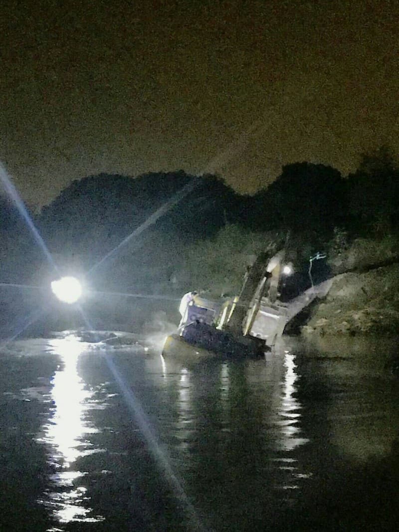 挖土機駕駛遇警查緝企圖駕駛挖土機過河逃逸，卻連人帶挖土機掉落自己挖的水窪裡動彈不得。