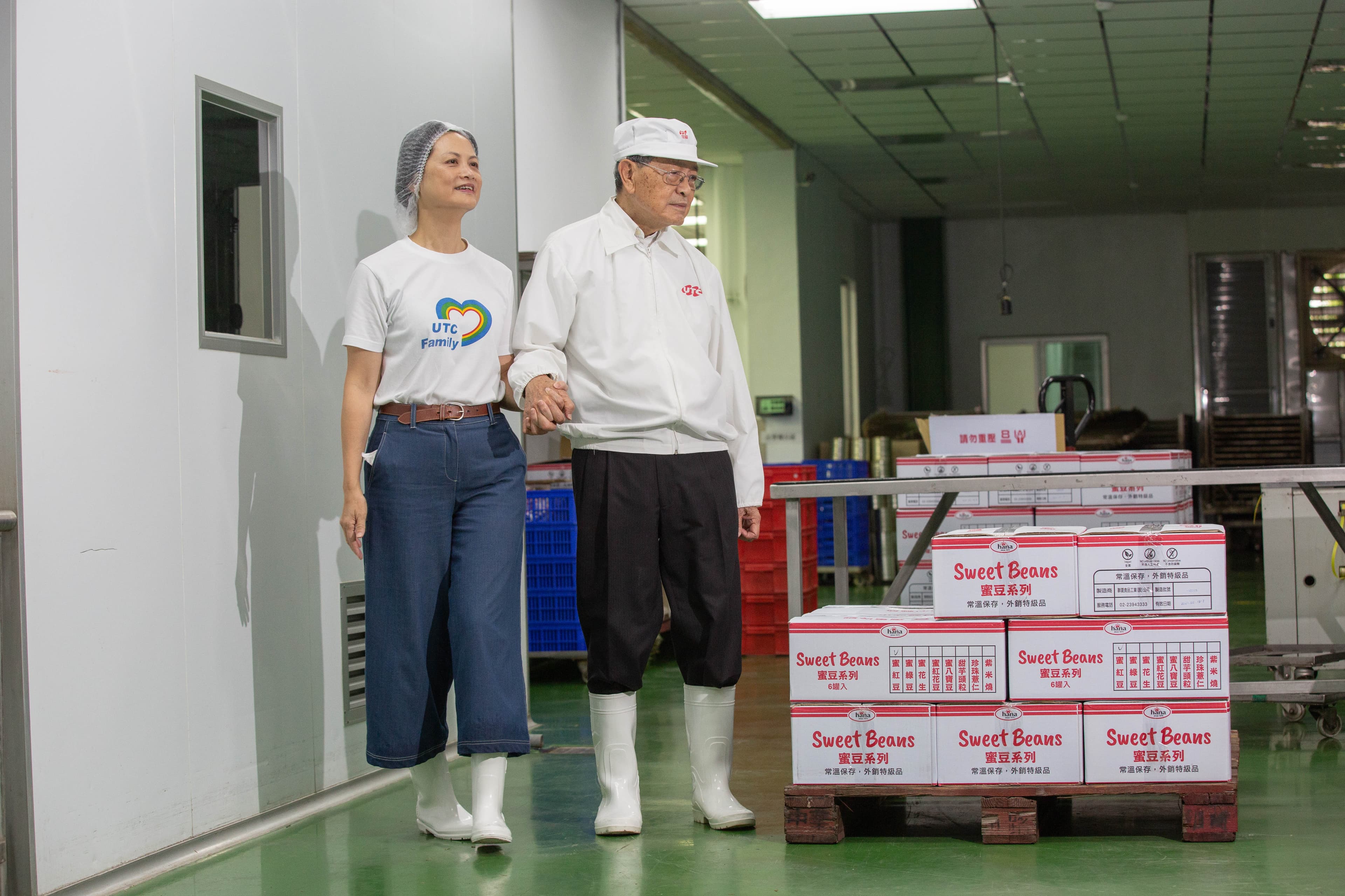 林柏榮(右)與林慧美父女檔都是工作狂,林柏榮每週有2天會南下屏東巡廠。