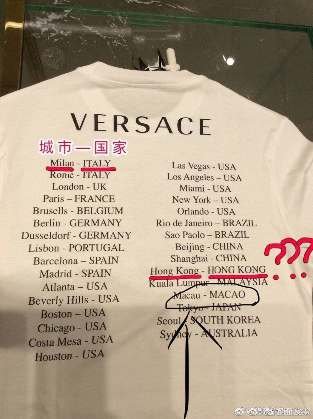 這件便是遭到中國網友質疑的T-shirt，將香港及澳門與其他國家並列。（翻攝自微博）