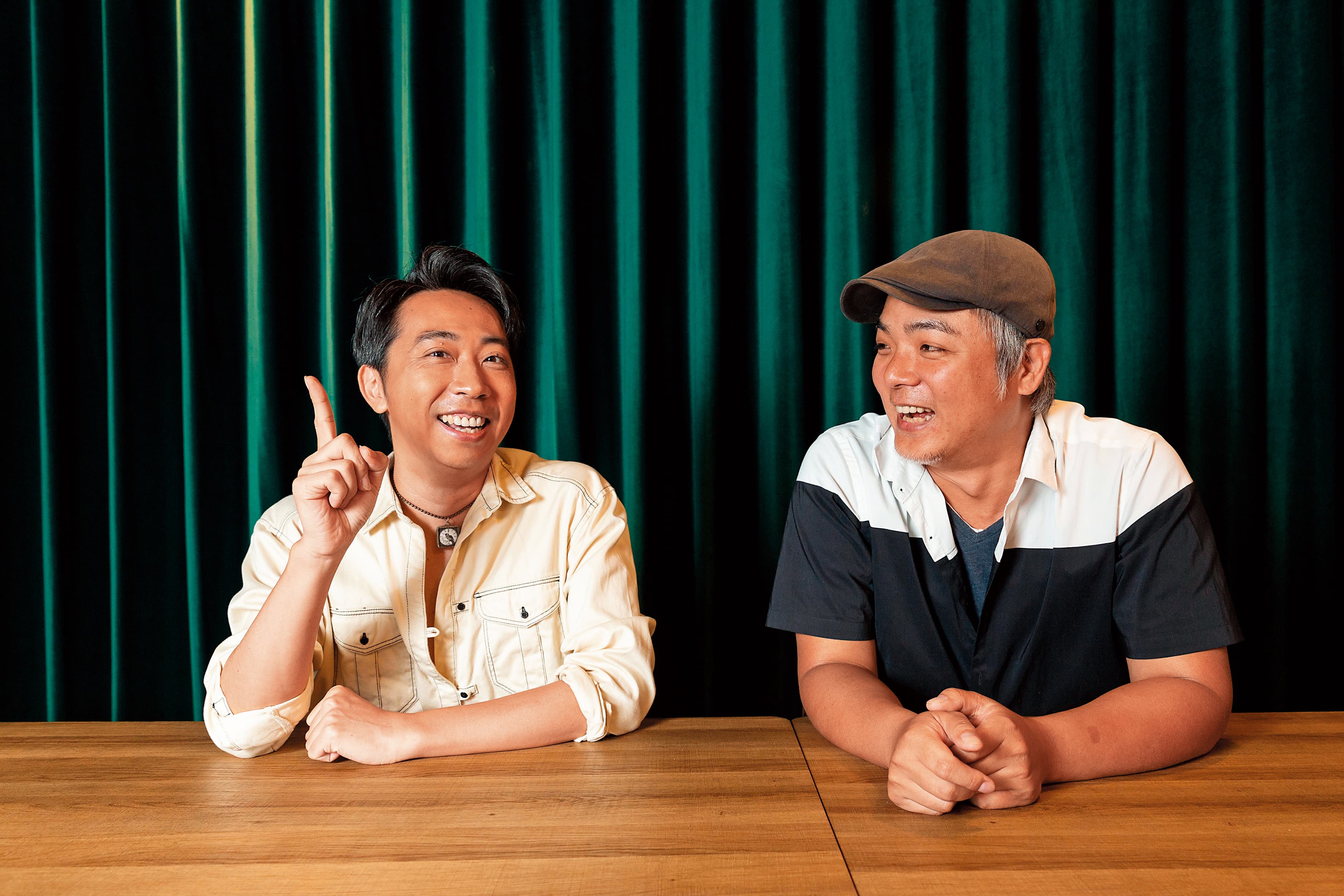 深白色（左）和蘇通達（右），藉由專業的製作經驗，為iM「明日巨星」選秀提供意見。