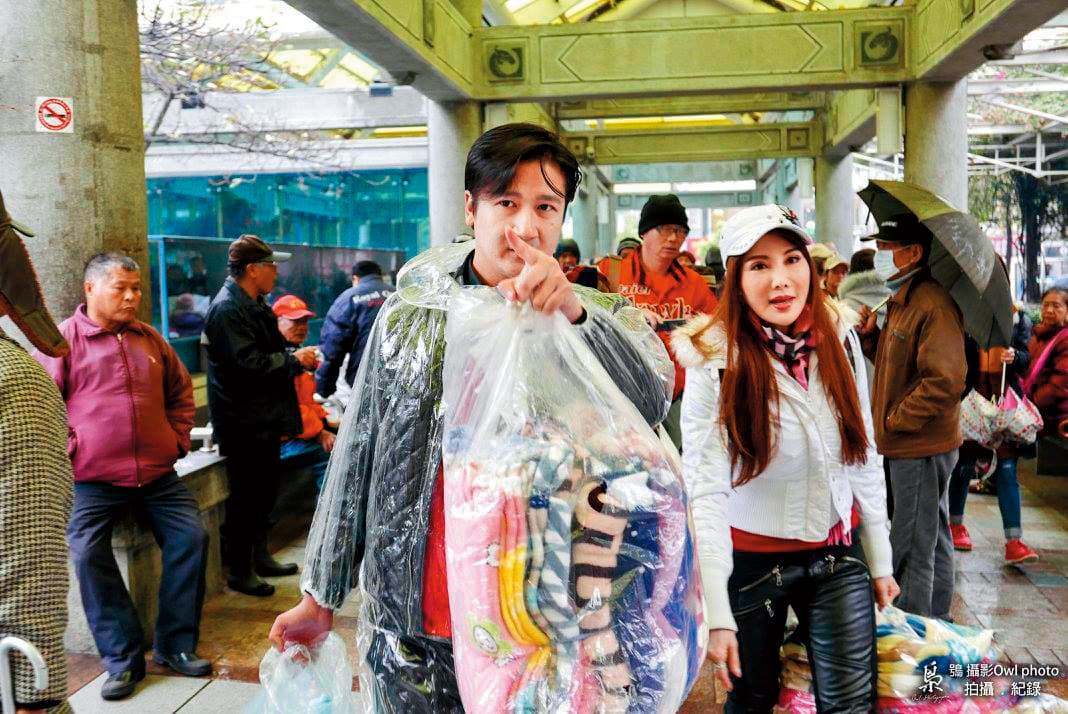 去年前男友龔偉綸宣布參選立委時,楊麗菁還陪伴他到龍山寺做公益。(翻攝自梟攝影Owl Photo臉書)