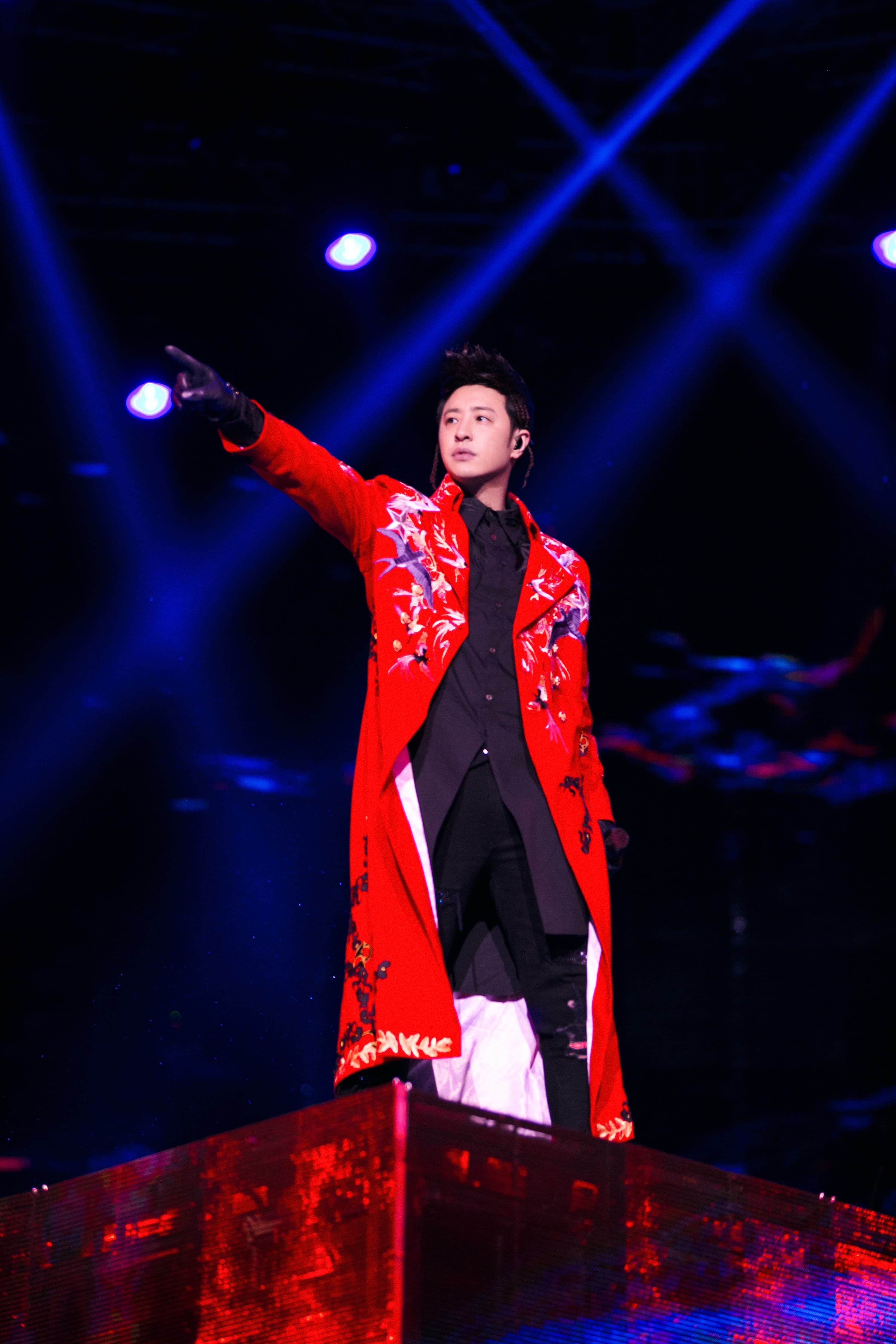 《創使者Coming Home世界巡迴演唱會》無論從視訊、舞蹈到演唱曲目,都給人耳目一新的感受。(華納音樂提供)