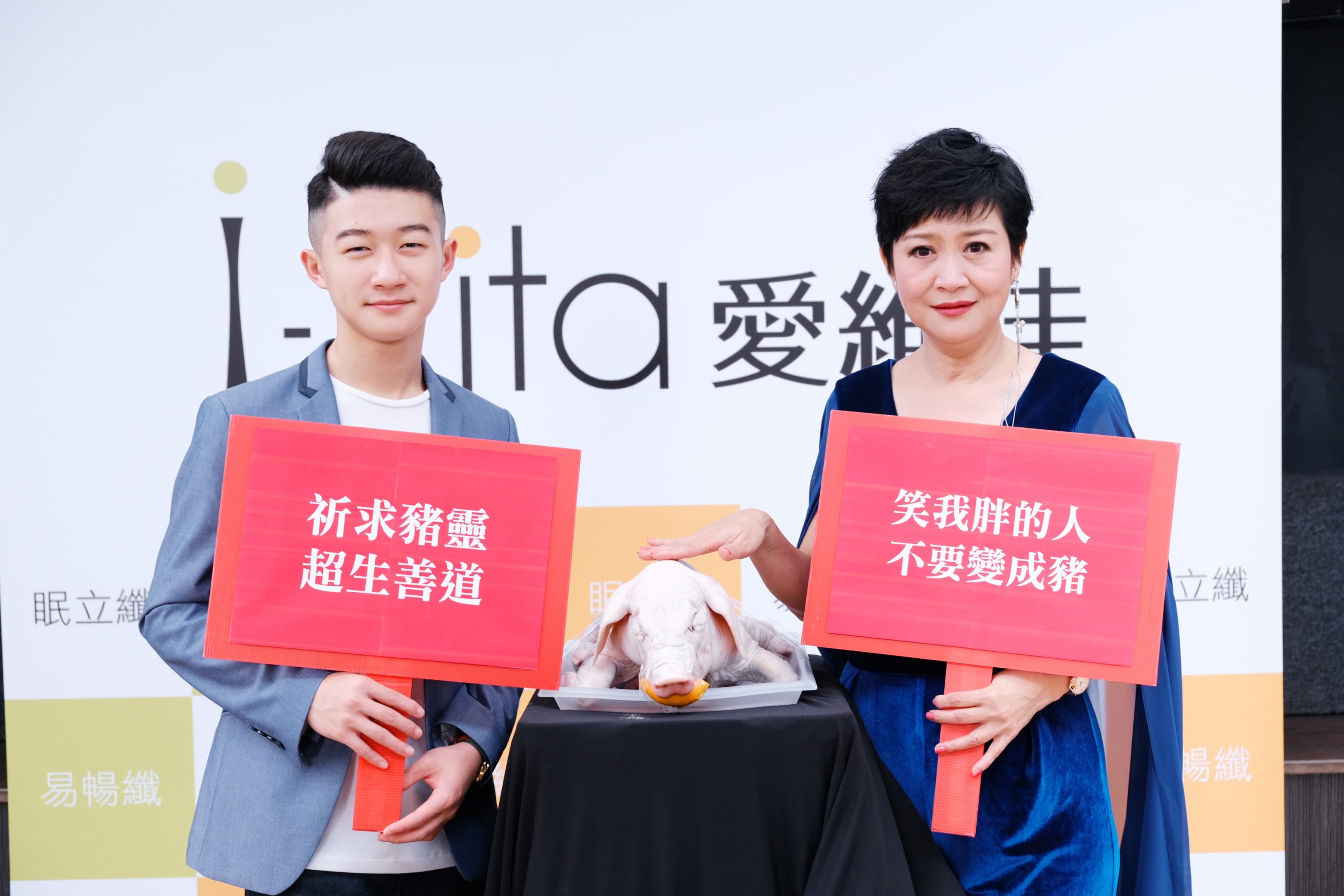 崔佩儀甩油18公斤瘦身成功,兒子貝克宇獻花祝賀。(惟真國際提供)