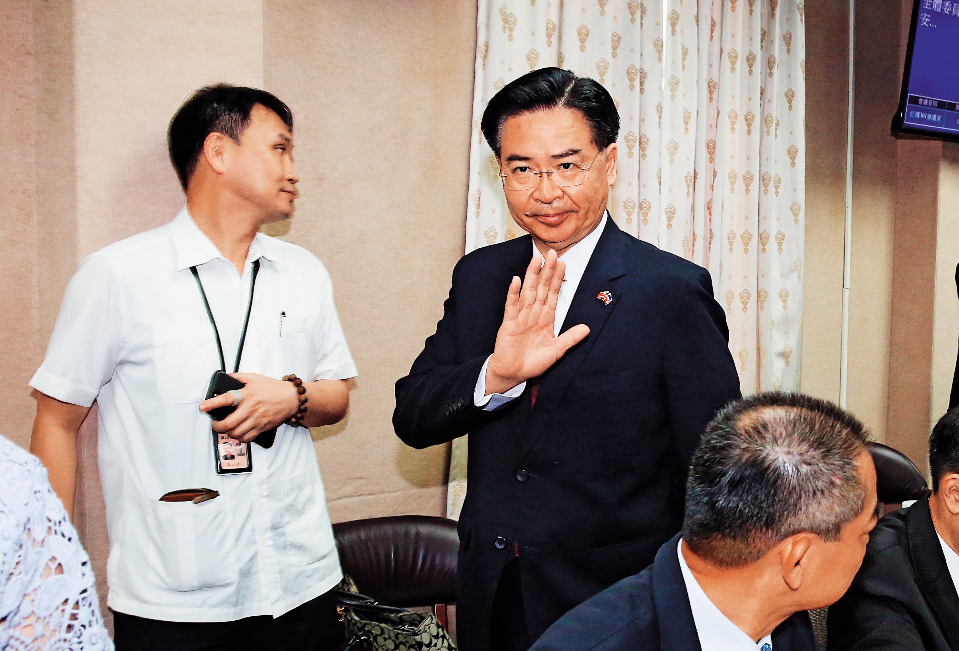 外交部長吳釗燮處理沈文強遭控性騷案,被質疑輕縱。