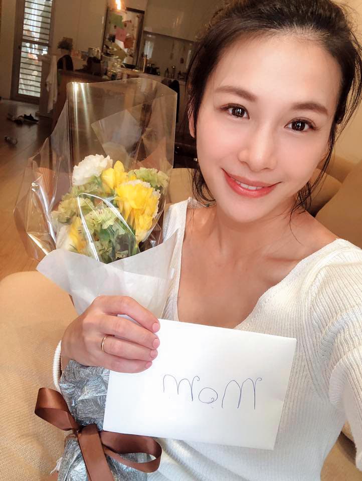 艾莉絲帶英籍外交官老公(當時還是未婚夫)回台灣過年,透露帶他挑戰吃臭豆腐,對方只吃了一口就敬謝不敏。(艾莉絲臉書)