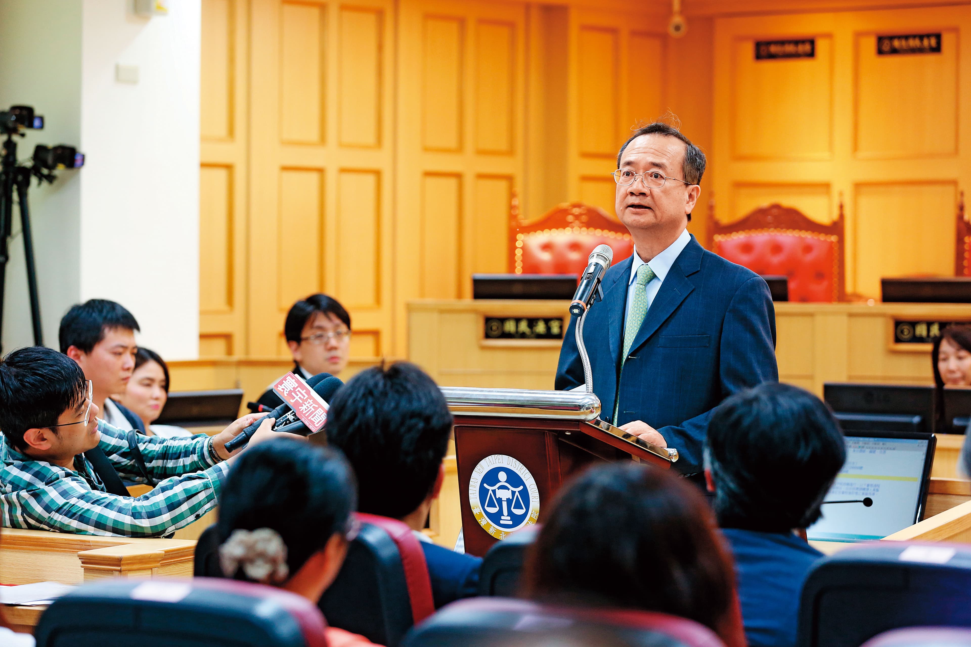 司法院長許宗力(右)致力司法改革,將加速淘汰不良法官。