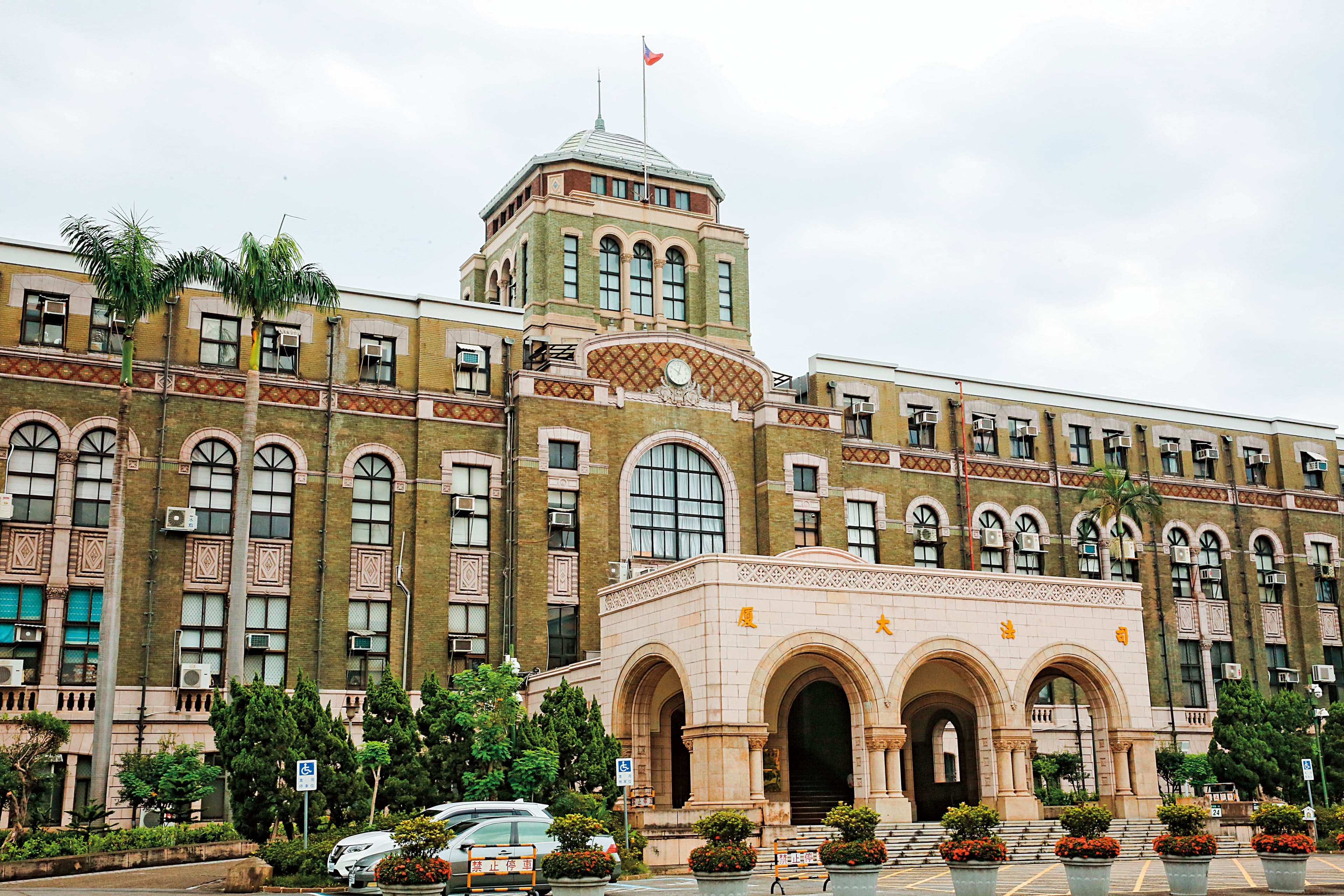 司法院(圖)得知新竹地院庭長吳振富濫用助理後,將從嚴議處。