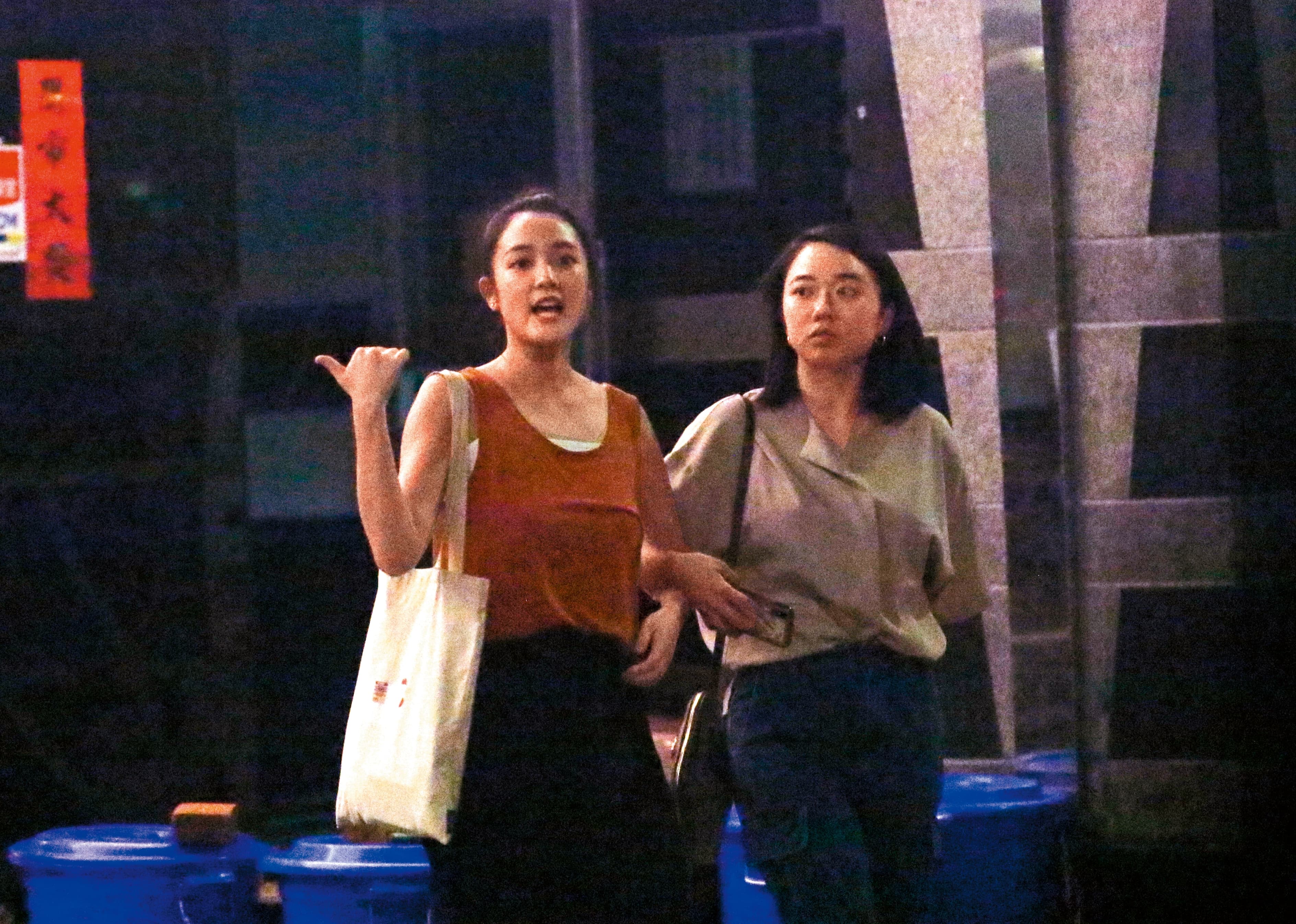 8/9 19：45，用餐完畢，王淨刻意和女性友人併肩走出。