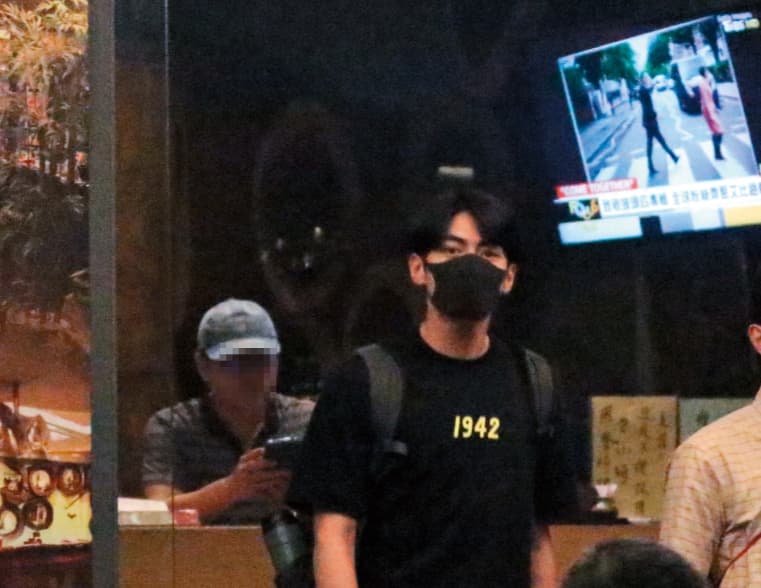 8/9 19：46，不久宋柏緯則和男性友人走出，感覺是一對對不相干的男女。