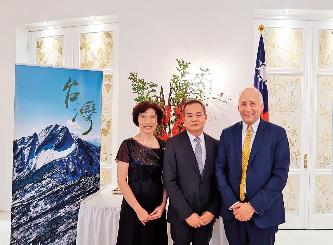 沈文強(中)上任之初,與太太(左)一同出席漢堡辦事處的國慶酒會。(翻攝漢堡辦事處官網)