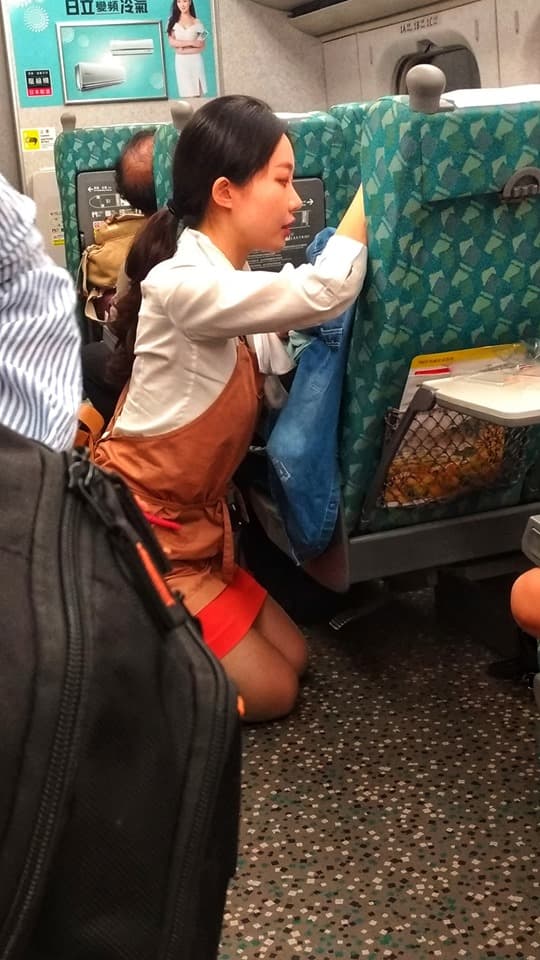 因有乘客情緒不穩,高鐵服務員耐心不斷安撫。(翻攝自爆料二社臉書)