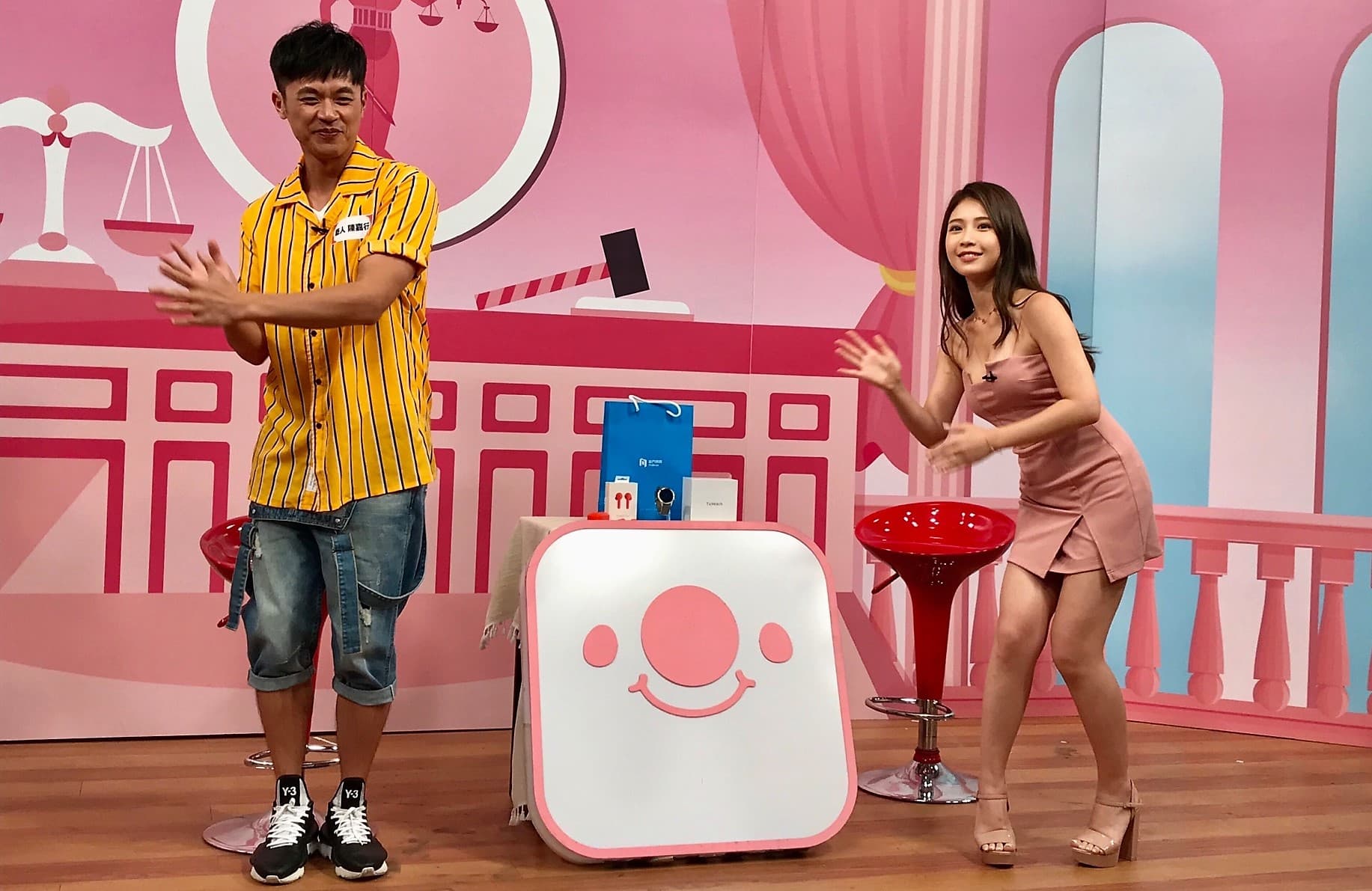 陳嘉行(左)教雞排妹跳洗手歌。(學姊受不了提供)