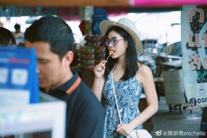 她在社交網站上說:「抓住夏天的尾巴,一趟充實的工作兼旅行,邊學習邊放鬆,這就是我嚮往的生活,充滿電繼續前行!你們的夏日度假首選是哪裏呢?」(翻攝自陳妍希微博)
