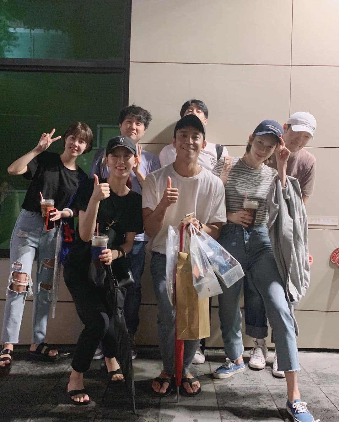 觀眾表示戴帽子的3名演員觀劇時最沒禮貌,網友點出合照中姜漢娜(左2)、吳惠媛(右2)與孫錫久(右1)符合描述。(翻攝自姜漢娜IG)