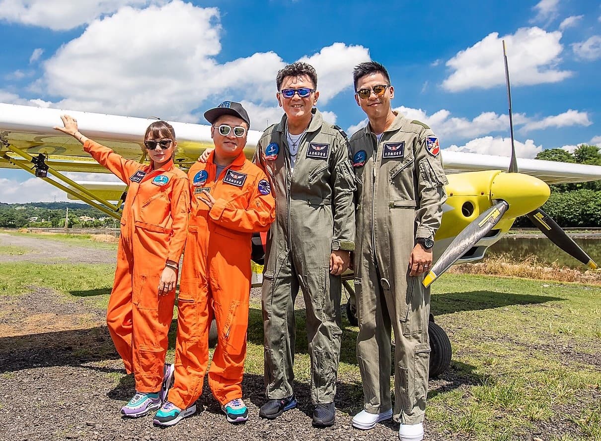 左起依依、納豆、庹宗康及柯有倫體驗輕航機空中飛行。(衛視中文台提供)