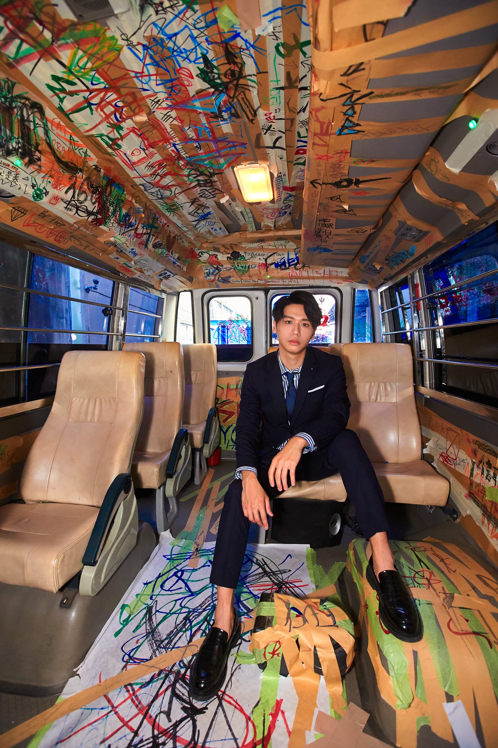 蔡旻佑錄音卡關時,幸得製作人許哲珮贈三顆能量石加持,突然間他的歌唱功力「信心大增」。(何樂音樂提供)