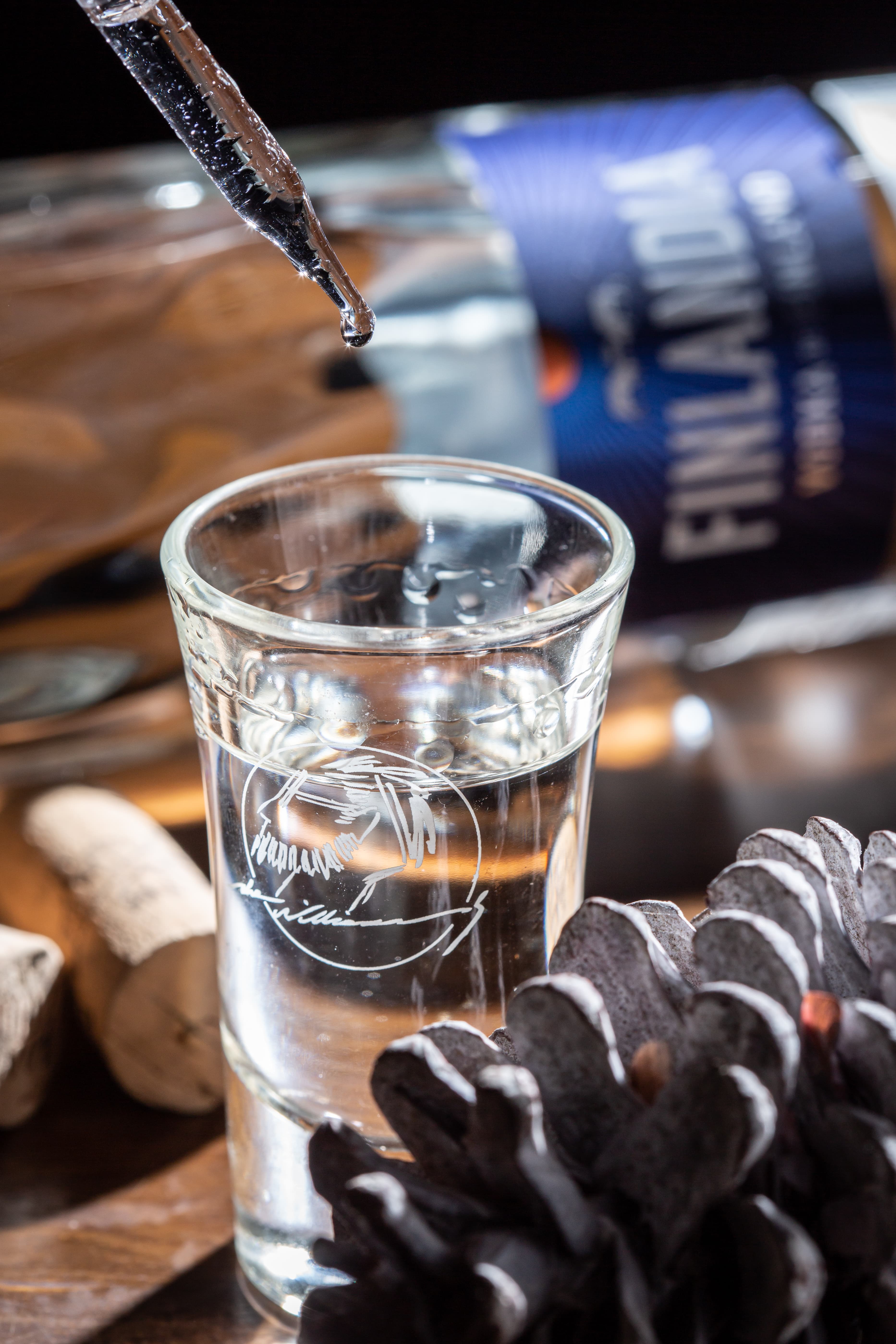 SHOT「情人的眼淚」用「Finlandia Vodka」(芬蘭伏特加)再滴上「Ardbeg威士忌」的烈酒,酒質夠勁,帶著獨特的泥煤味。(150元/杯)