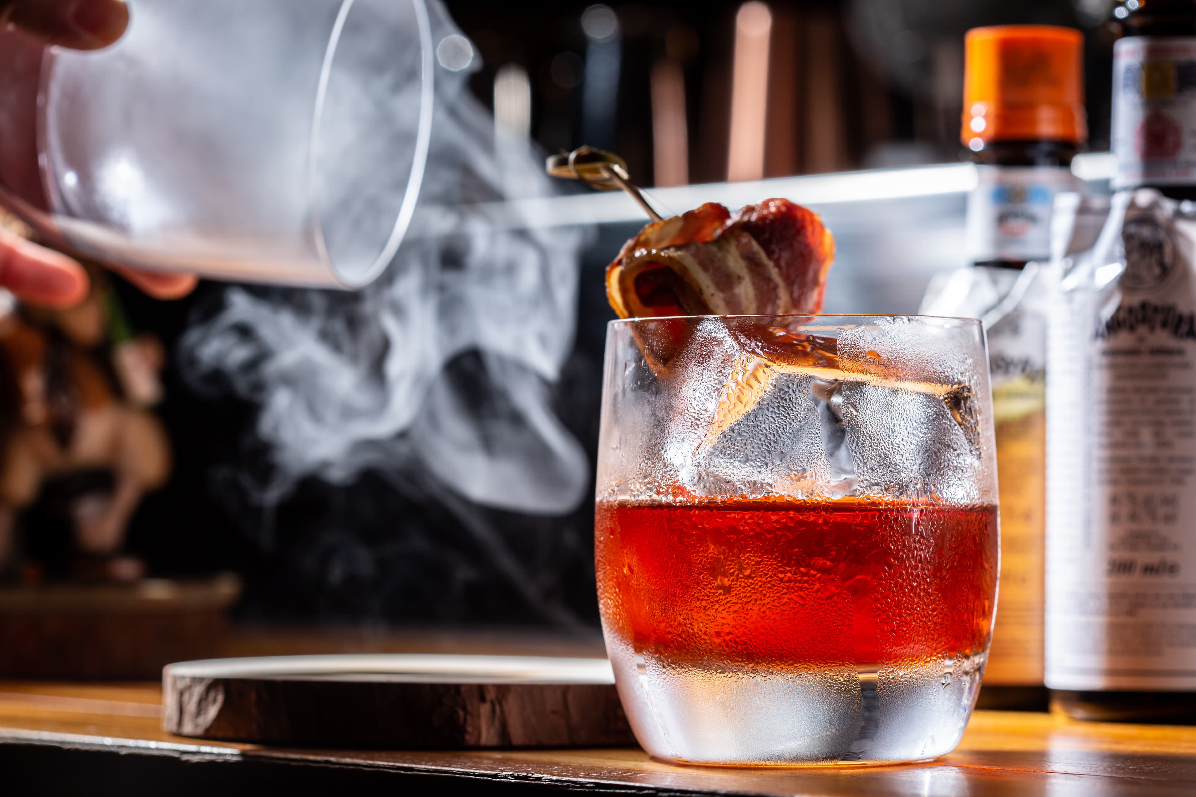 結合北歐煙燻意象的「Smoked old fashioned」。(280元/杯)