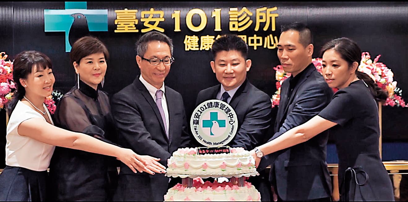 臺安101診所今年年初開幕時,臺安醫院院長黃暉庭(左3)到場站台、致詞。(翻攝臺安101診所)
