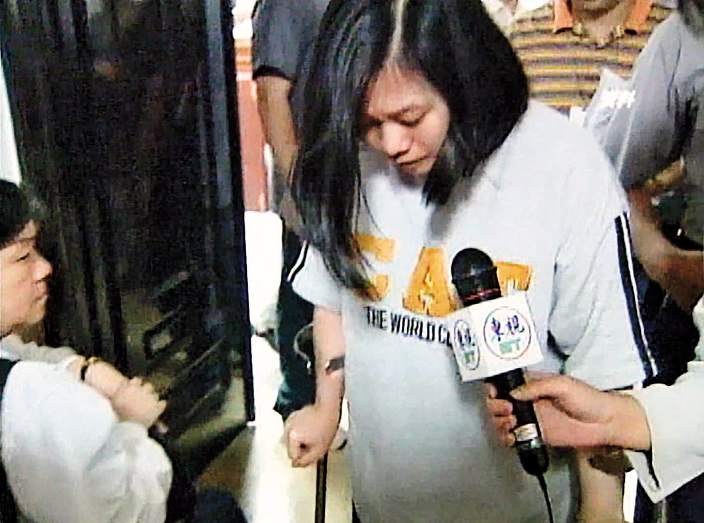 潘明秀是小兒麻痺症患者,被捕後她拄著拐杖步入法庭,不發一語。(東森新聞提供)