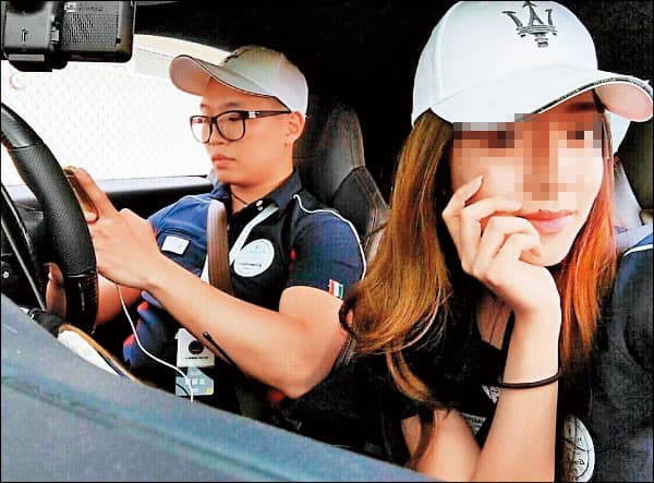 富少游瀚甯(左)酷愛超跑名車,經常載女友(右)出遊,2人感情相當穩定。(翻攝臉書)