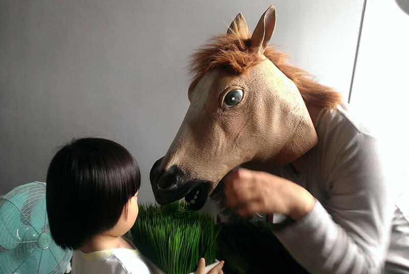 戴上面具,飲馬人彷彿換上不同人格,他寫鬼故事的起點也非常奇異:「動筆之前,我腦子裡浮現的第一個畫面是我阿公過世時,我們在燒紙紮屋的景象,於是我就從這裡著手。」《鬼島故事集》於焉登場。(鏡文學提供)