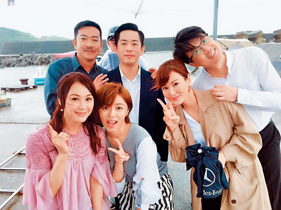 王瞳（前中）和邱琦雯（前右）合作《大時代》，兩人私下無交情，但據爆料，邱琦雯很愛跟王瞳比排場。