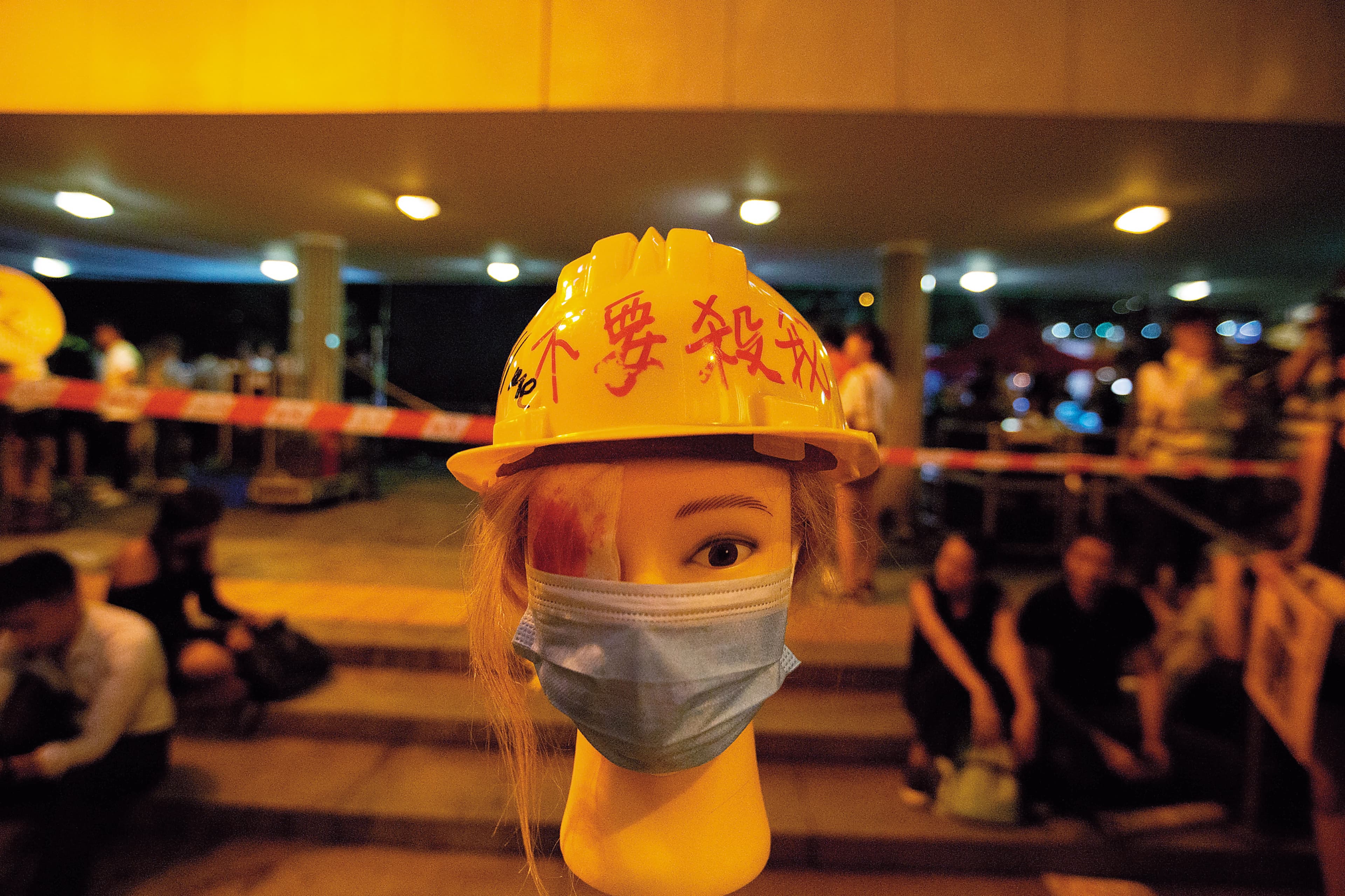 8月16日，「學界攬炒聯手萬人集會」登場，港人現場擺設「不要殺我」的藝術裝置，諷刺警察此前疑似射瞎少女眼睛。