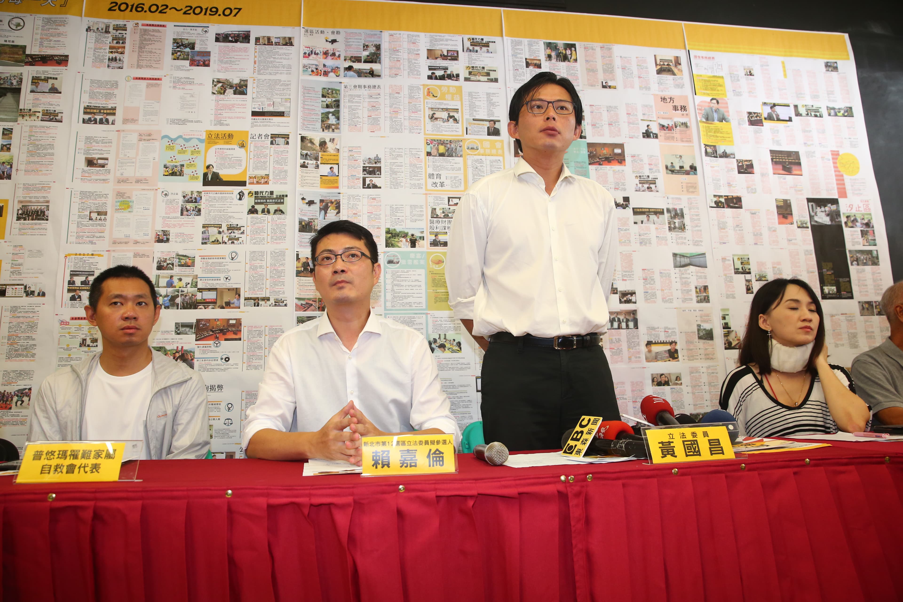 立委黃國昌（右2）的辦公室主任賴嘉倫（左2）宣布參選立委，黃國昌力挺。
