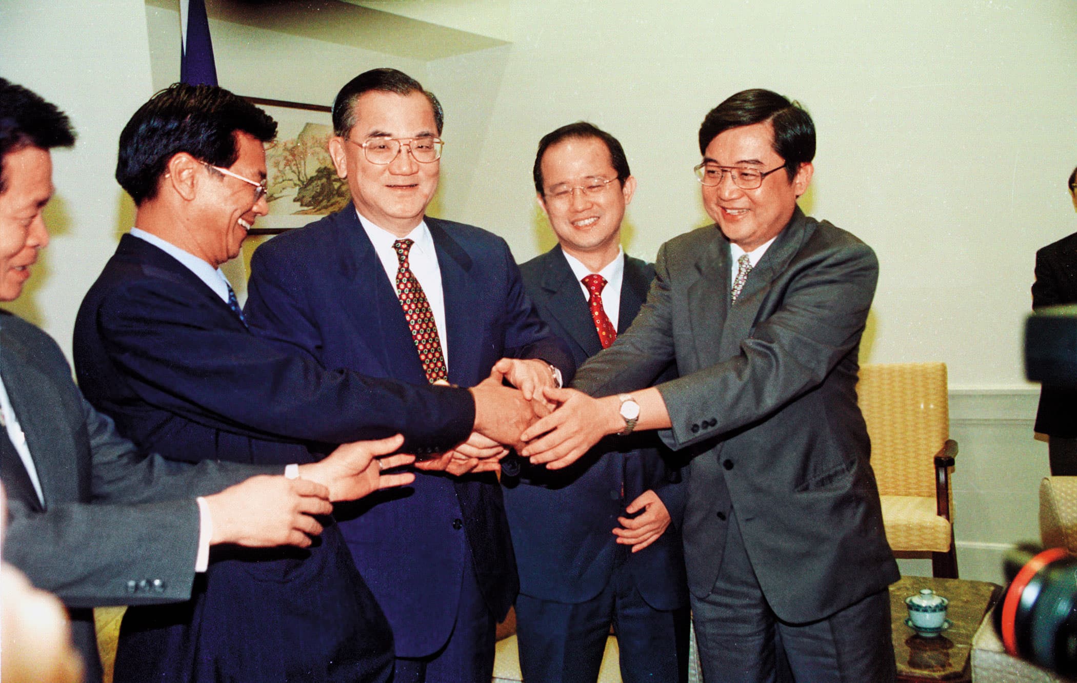 楊敏華(右2)曾活躍於政界,與前副總統連戰等黨政人士關係不錯。(中央社)