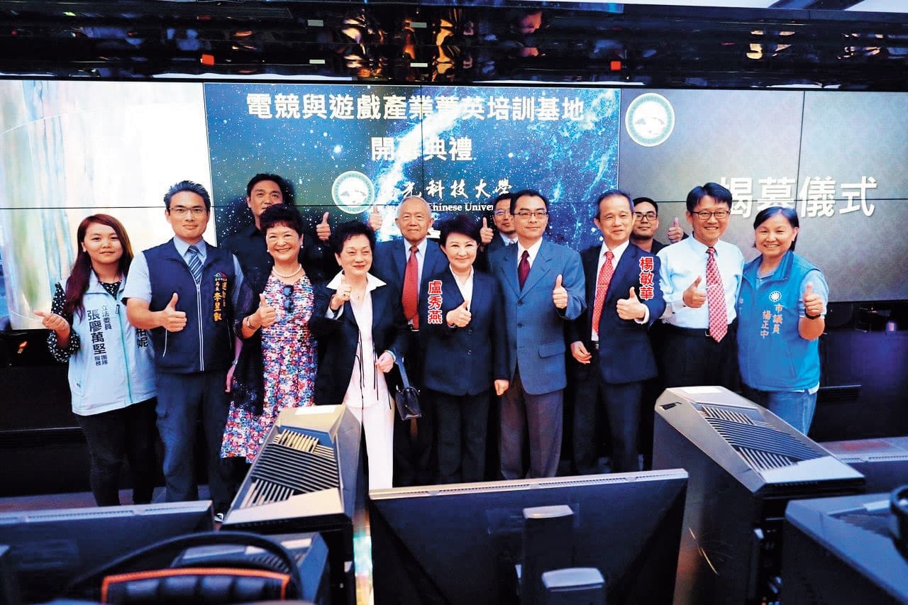 僑光科大日前成立電競基地,台中市長盧秀燕親自到訪,與校長楊敏華等人合影。(台中市政府提供)