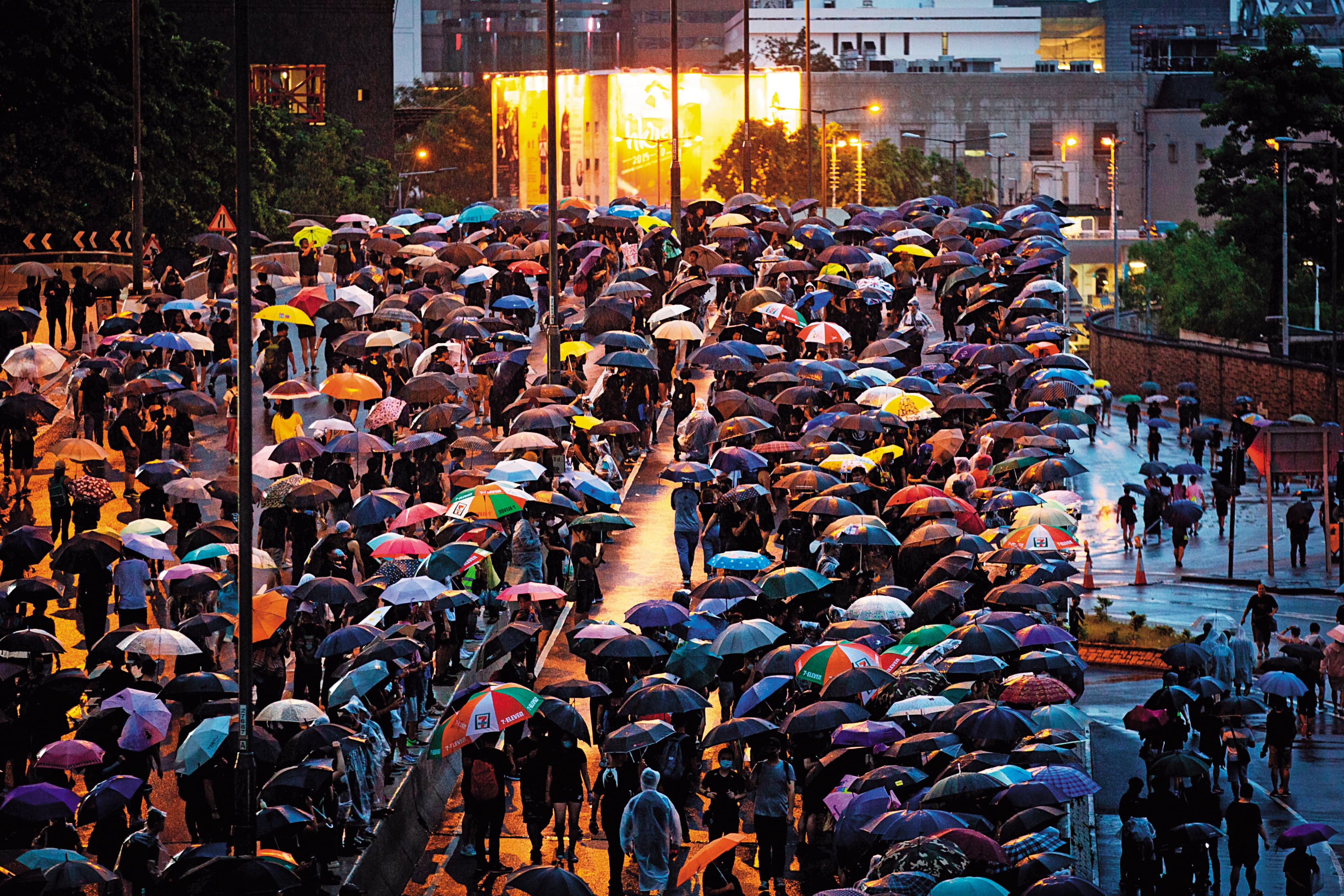 香港市民踴躍上街,人潮滿溢,甚至倒灌進維園周遭主要幹道。