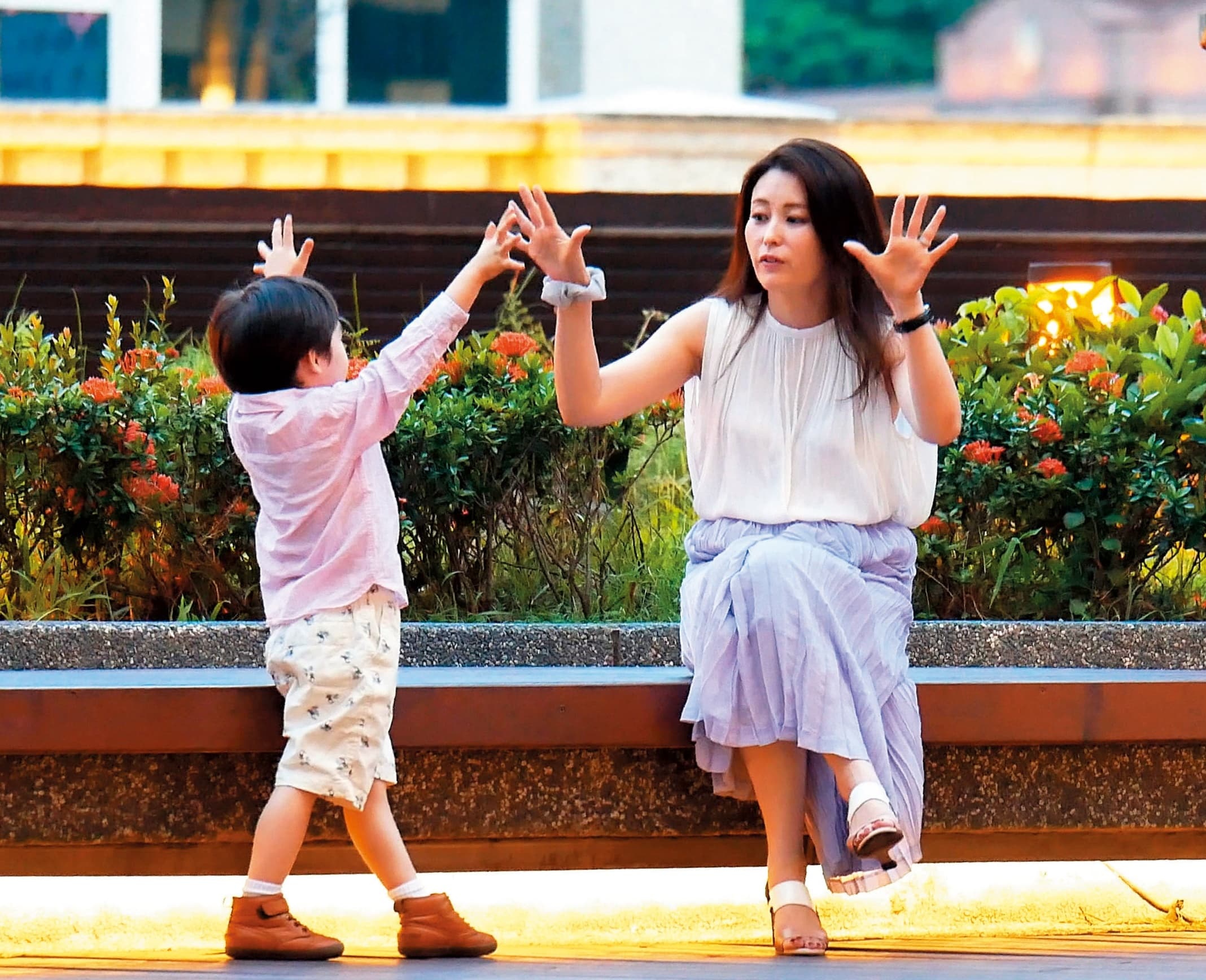 8月17日 18:30,麻衣跟兒子的互動非常可愛。聽說為了讓孫子能說中文,身為爺爺的王文洋還特地請了家教上課。