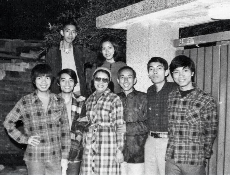 司馬中原(前右3)與妻子吳惟靜(前右4)以及6名子女,一家8口30年前在吳興街舊家合影。(吳融昊提供)