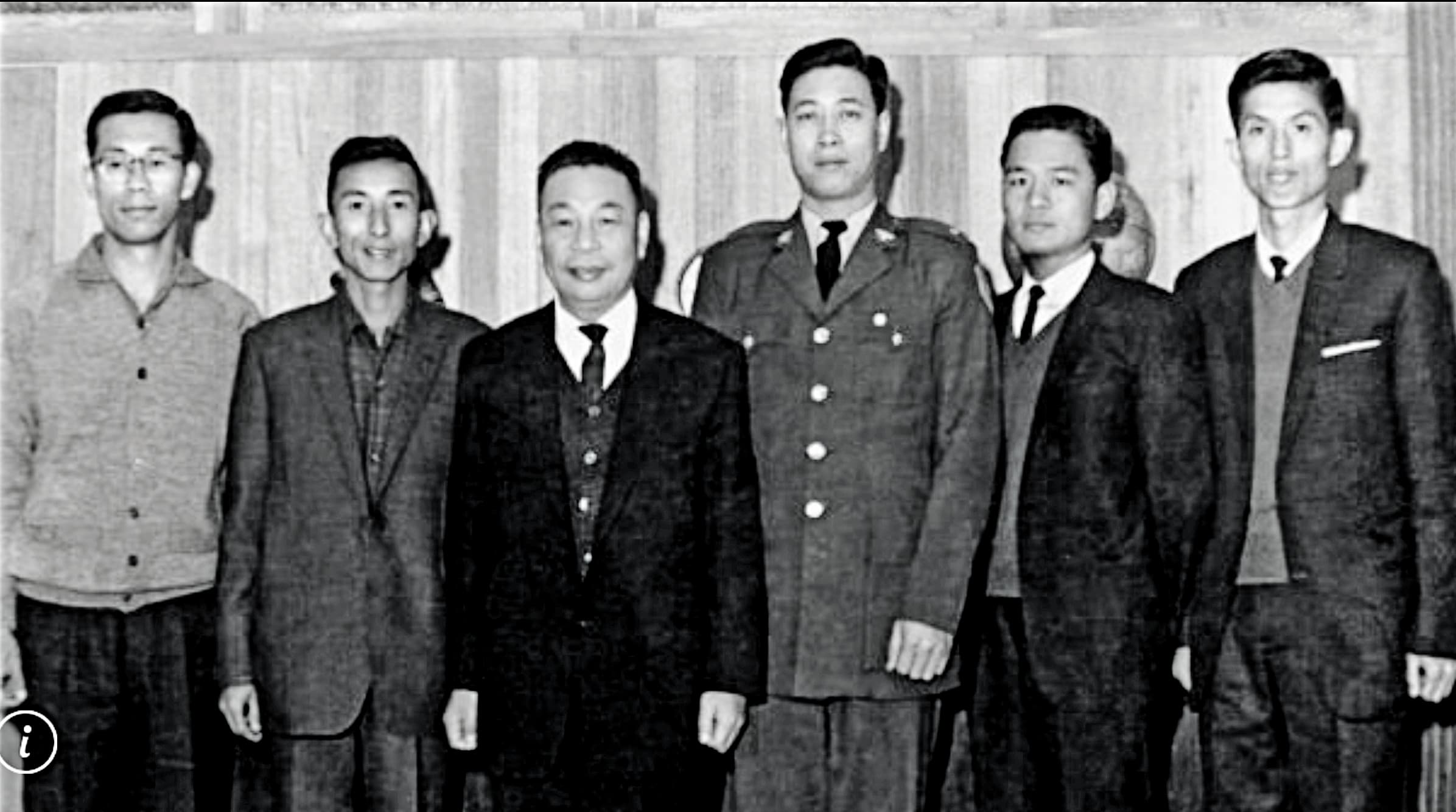 司馬中原(左2)靠著寫作創造上億身價,他在1965年獲蔣經國(左3)頒第一屆全國青年文藝獎,同台的有編劇張永祥 (右3)、詩人瘂弦 (右2)。(翻攝自司馬中原粉絲團)