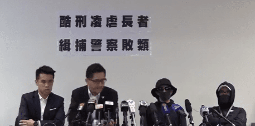 鍾先生兒子（右1、2）出面控訴警方對父親的暴力行為。（翻攝林卓廷臉書）