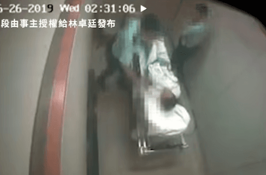 影片中，明顯可見制服警察兩度重擊鍾先生下體。（翻攝林卓廷臉書影片）