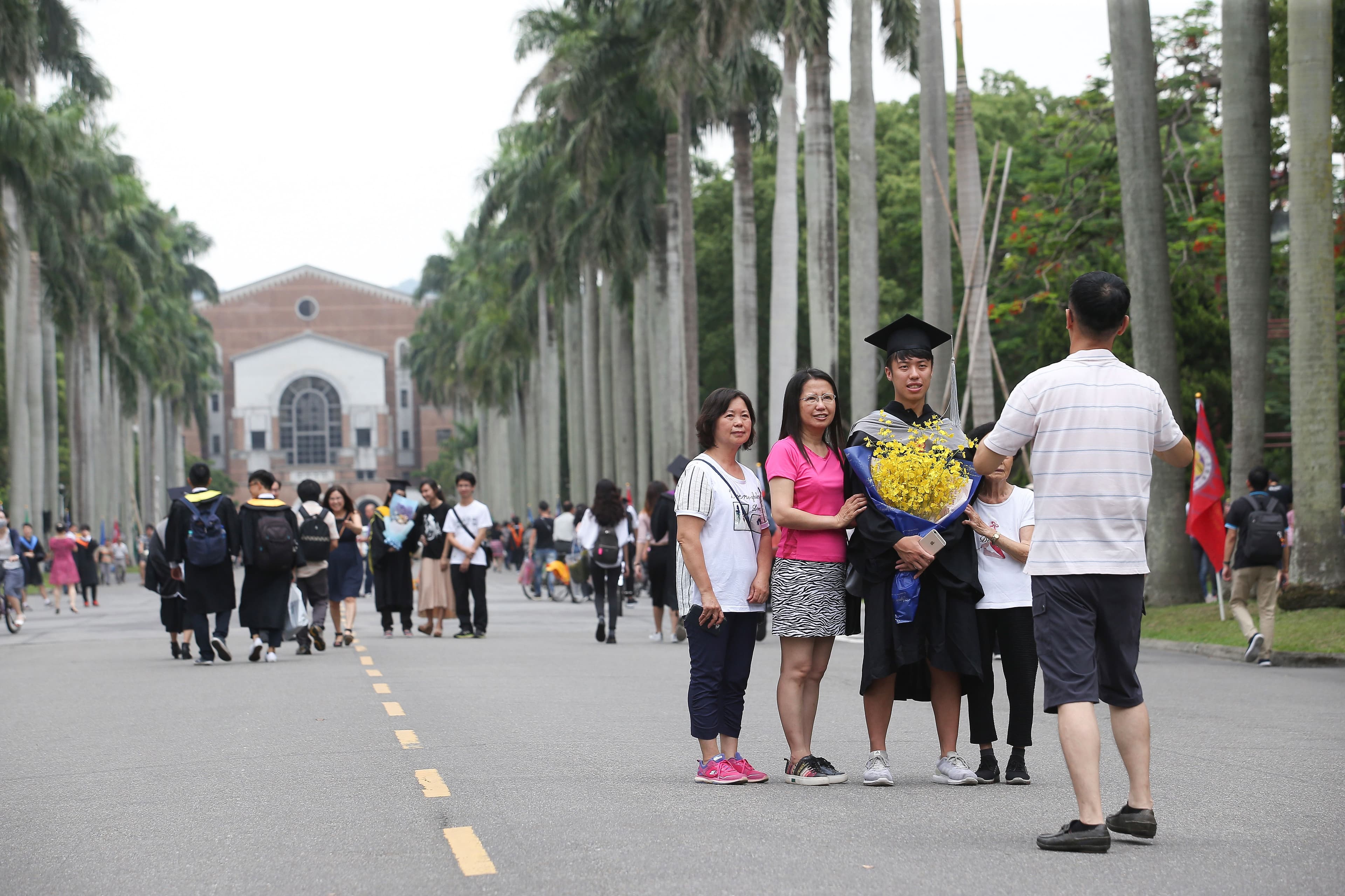 大學畢業後,沒有房貸和養小孩的負擔,收入有一大半可以拿來投資,值得好好把握。(東方IC)