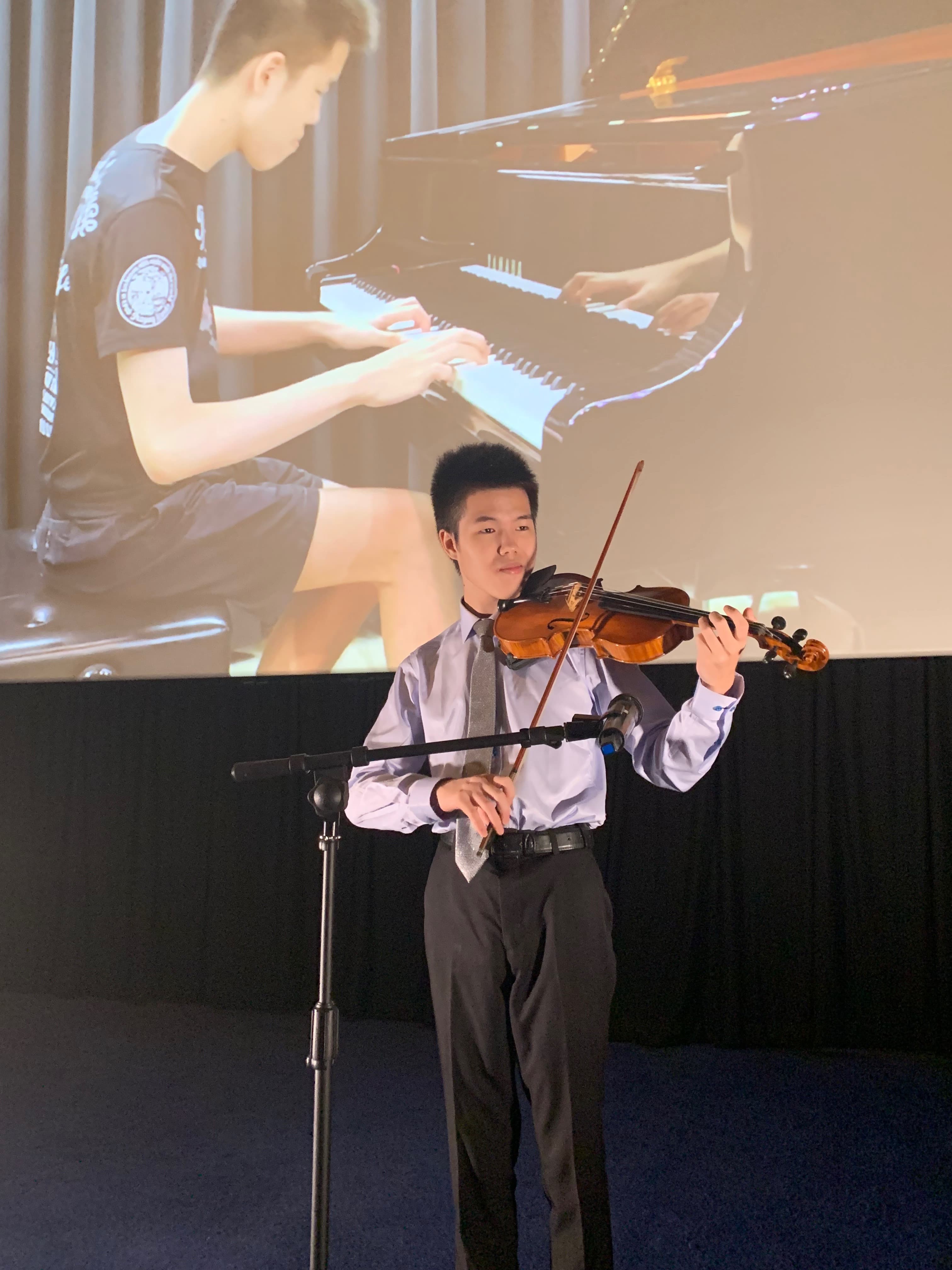 受邀在首映會上表演的音樂家王榮堅與片中主角同樣都有自閉症，但他幸運地有父母栽培。（滿滿額娛樂提供）