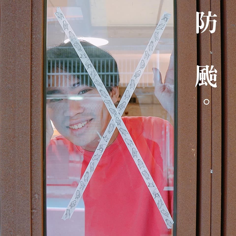 因為歌迷把新單曲聽成了「貼膠布」,讓脆樂團示範了膠布如何使用,包括可以防颱。(好多音樂提供)