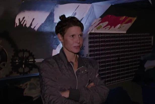 現年39歲的珍妮李受訪時表示,在下水道中生活其實並非想像中辛苦,「「這裡什麼都不缺,我很快樂。」(翻攝自《鏡報》)