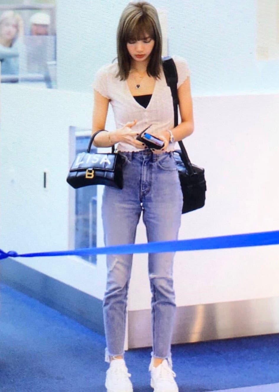 Blackpink成員Lisa的沙漏包有著自己的英文名字，很有客製化的尊榮感。（翻攝自lisa_xblackpinkx IG）