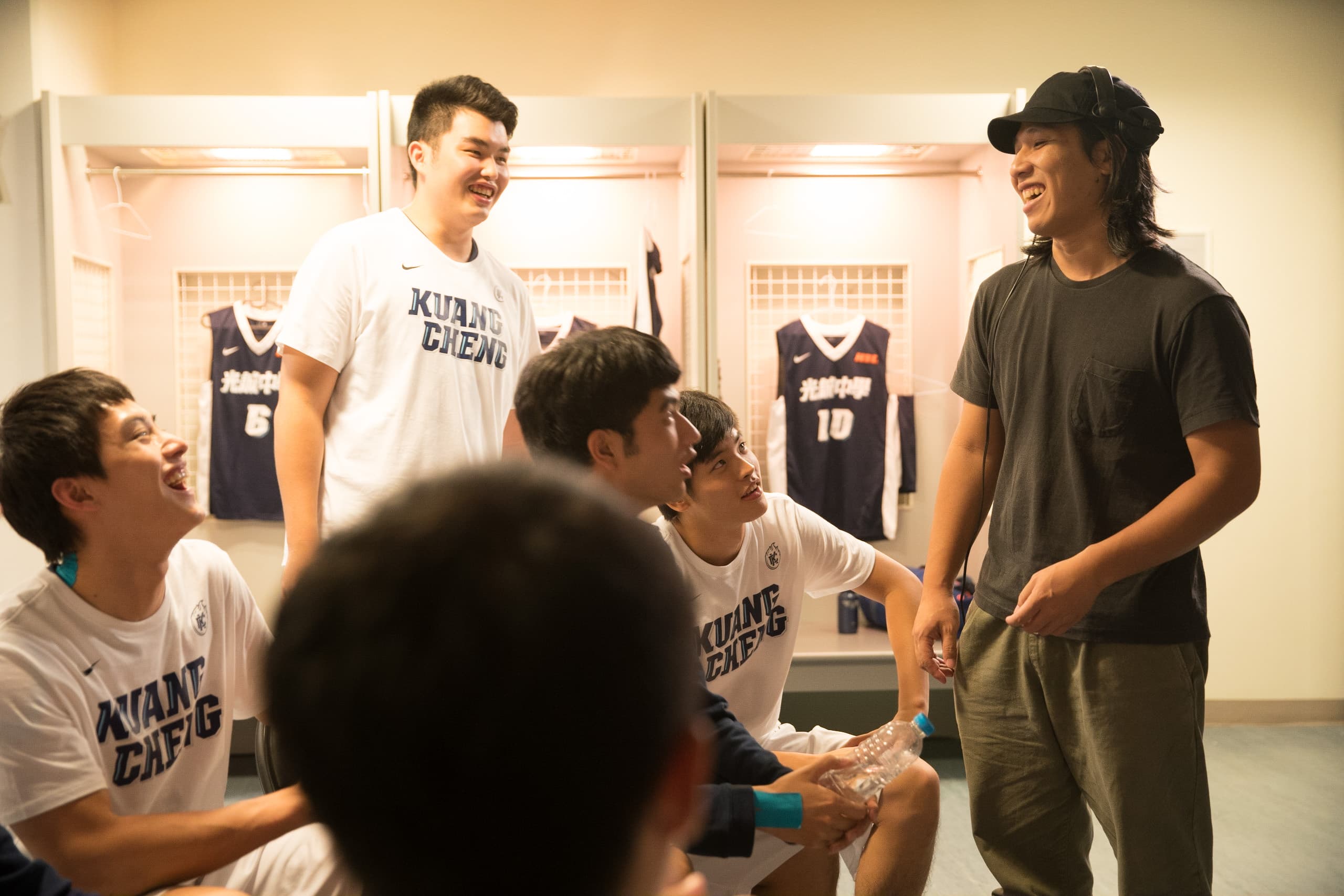 張榮吉導演(右)在拍攝《下半場》決賽重頭戲前,先在休息室引導演員們的情緒。(下半場電影提供)