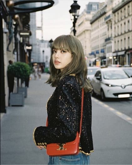 BLACKPINK的Lisa擁有兩個不同的TRIOMPHE包款。(CELINE提供)